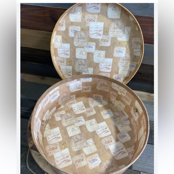 Vintage 2001 14” Diameter x 6” High Hat Box - Picture 3 of 11